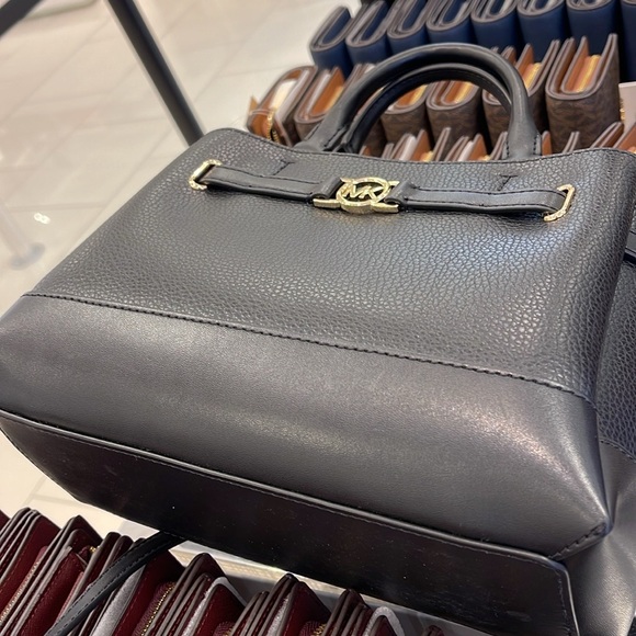 Michael Kors Reed Small Satchel Crossbody Center Zip Bag
Color: Black
NWT - Picture 2 of 16